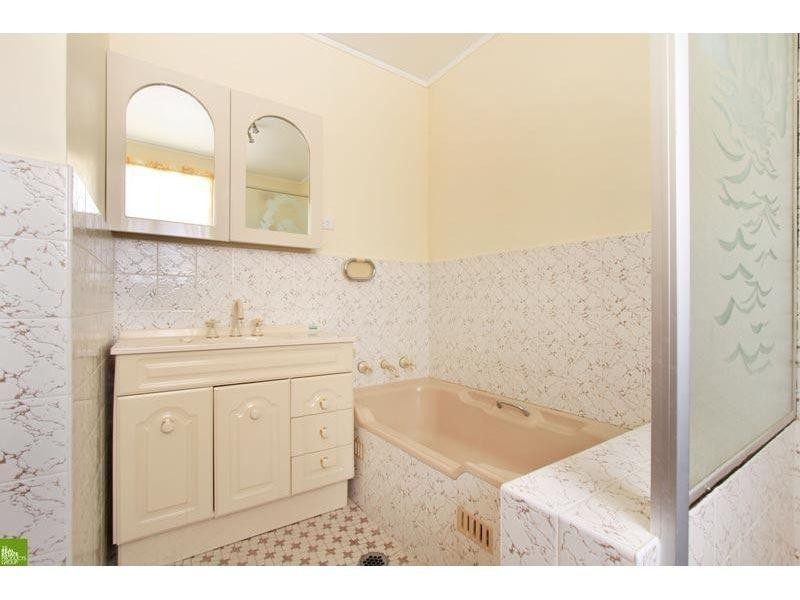 6 St Johns Avenue, Mangerton NSW 2500