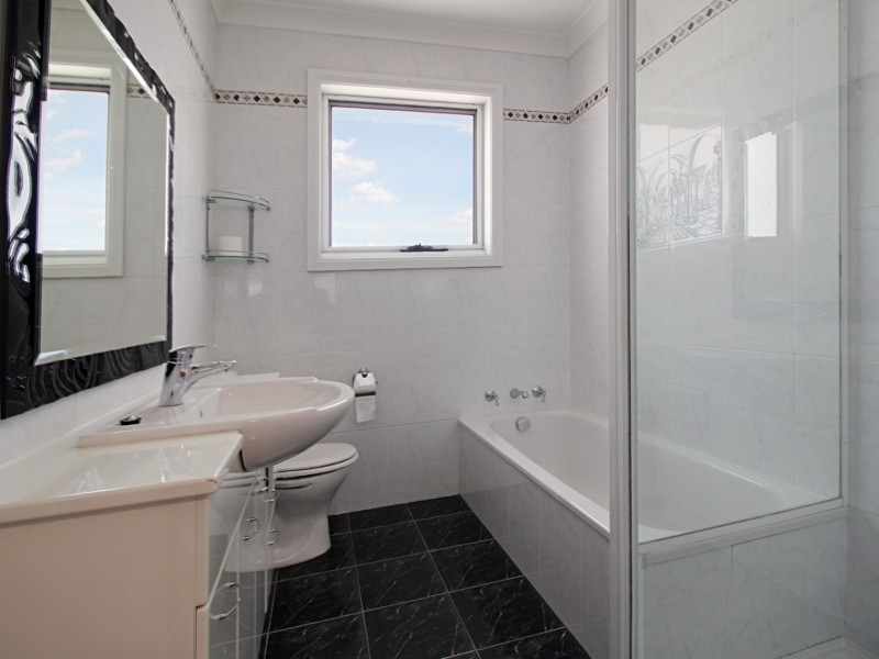 263 Flagstaff Road, Lake Heights NSW 2502