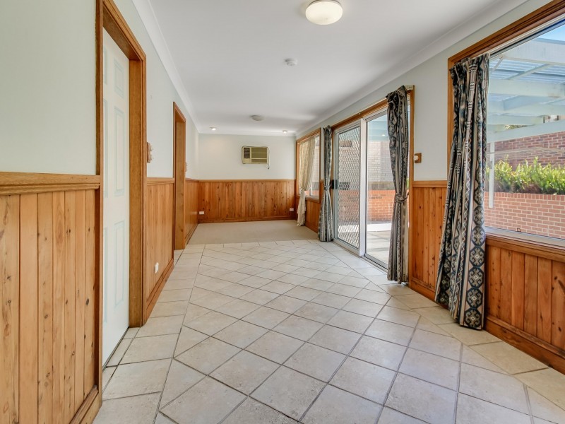 278 Northcliffe Drive, Lake Heights NSW 2502