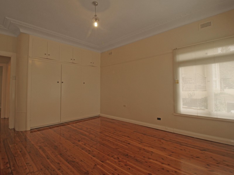 8 Walter Street, Mangerton NSW 2500