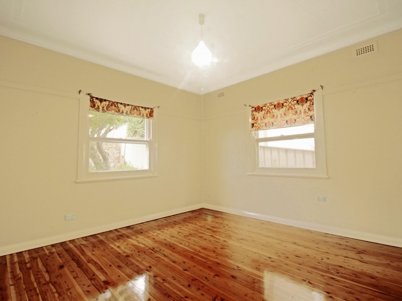 8 Walter Street, Mangerton NSW 2500