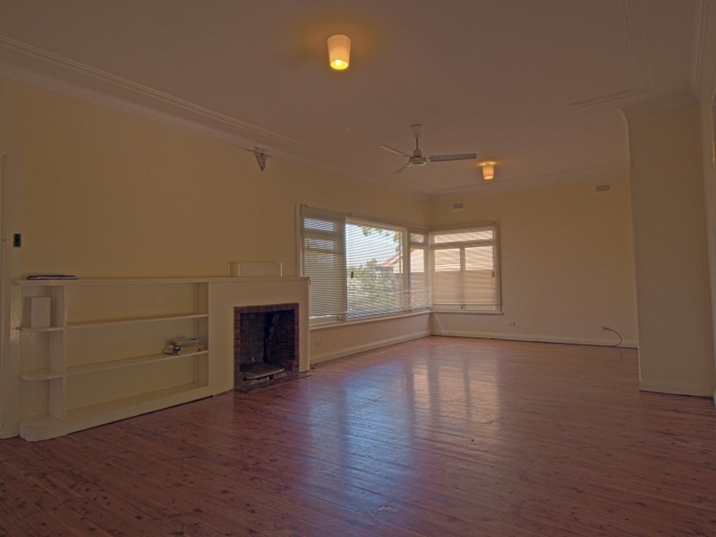 8 Walter Street, Mangerton NSW 2500