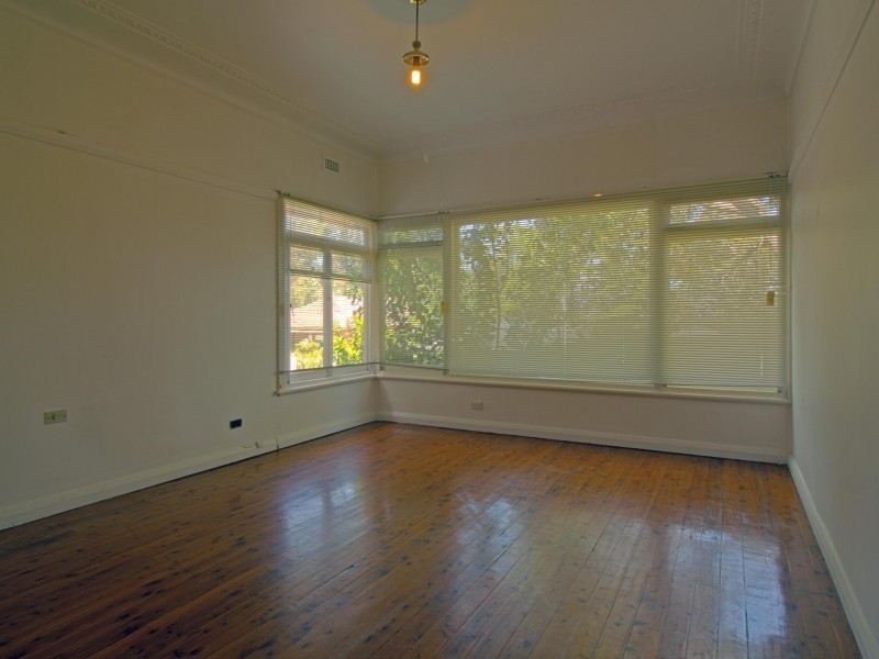 8 Walter Street, Mangerton NSW 2500