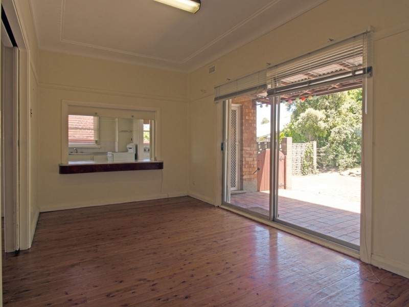 8 Walter Street, Mangerton NSW 2500
