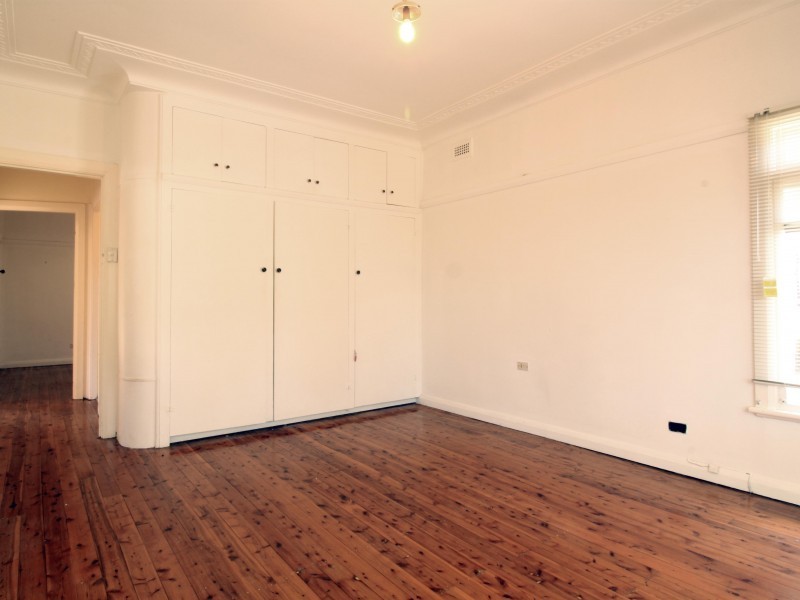 8 Walter Street, Mangerton NSW 2500