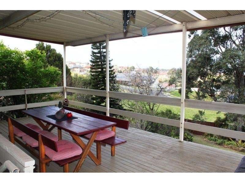 267 Flagstaff Road, Lake Heights NSW 2502