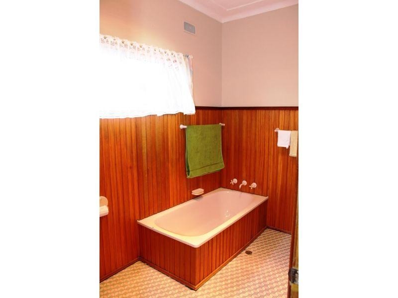 11 Hassan Street, Lake Heights NSW 2502