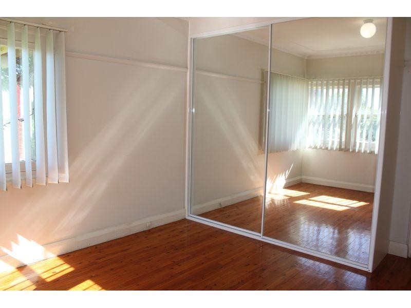 8A McKenzie Avenue, Wollongong NSW 2500