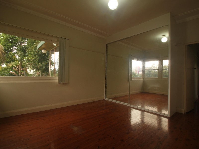 8A McKenzie Avenue, Wollongong NSW 2500