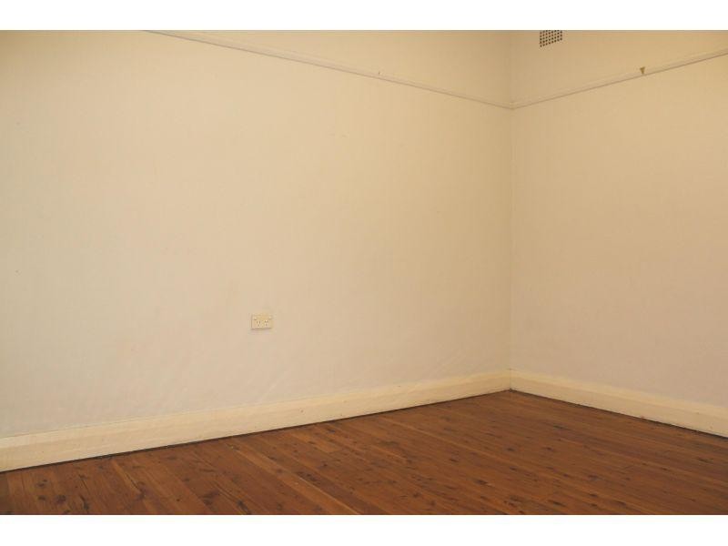 8A McKenzie Avenue, Wollongong NSW 2500