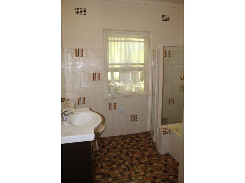 8A McKenzie Avenue, Wollongong NSW 2500