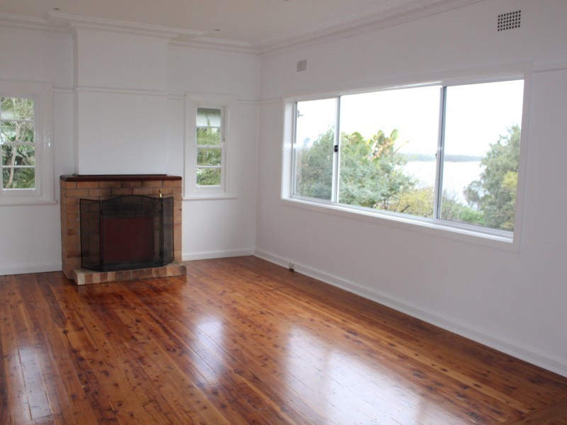 37 Northcliffe Drive, Lake Heights NSW 2502