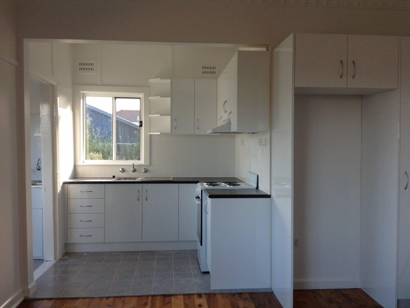 37 Northcliffe Drive, Lake Heights NSW 2502