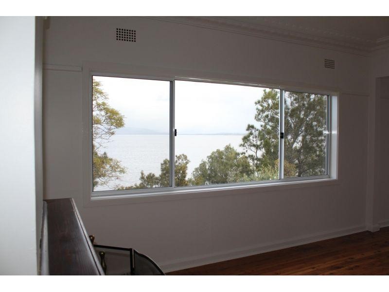 37 Northcliffe Drive, Lake Heights NSW 2502