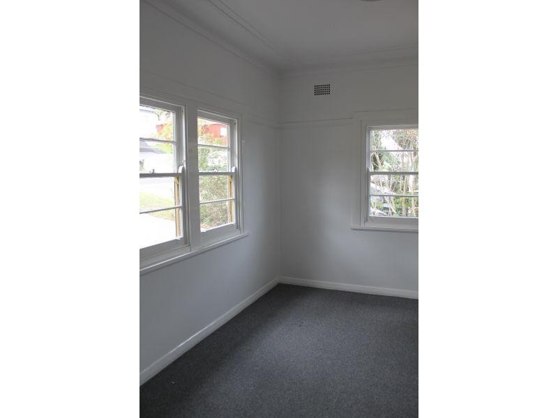 37 Northcliffe Drive, Lake Heights NSW 2502