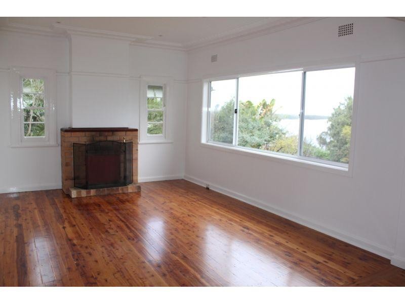 37 Northcliffe Drive, Lake Heights NSW 2502