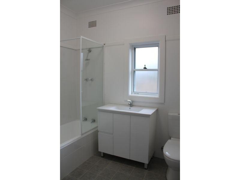 37 Northcliffe Drive, Lake Heights NSW 2502