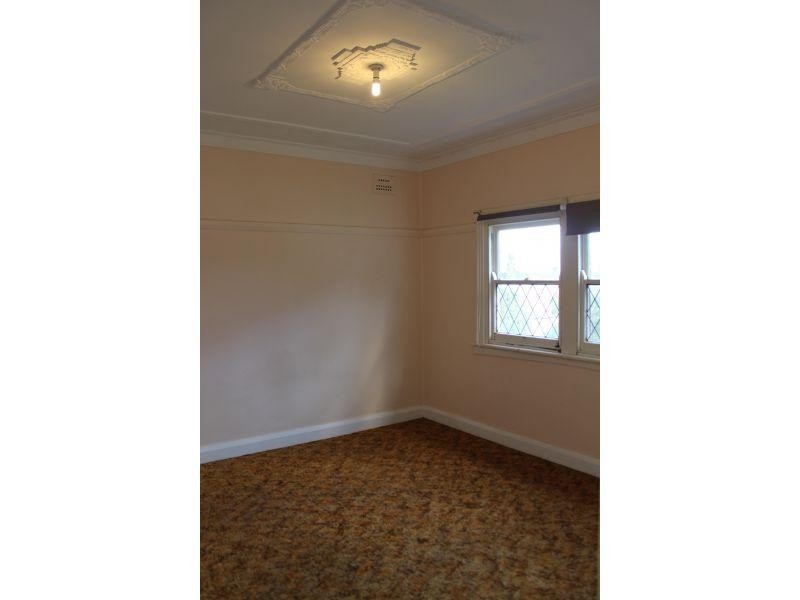 8 Henley Avenue, Wollongong NSW 2500