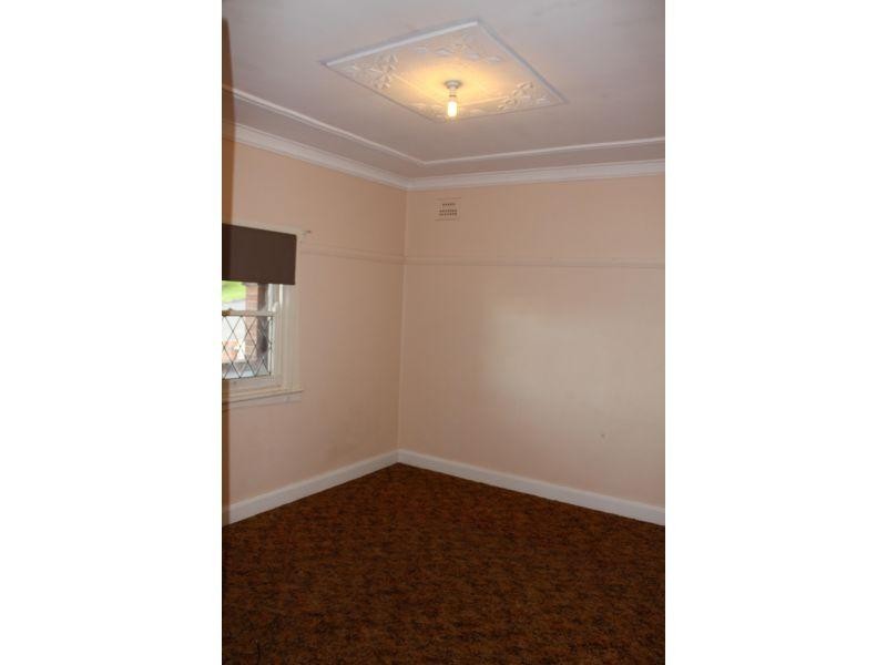 8 Henley Avenue, Wollongong NSW 2500