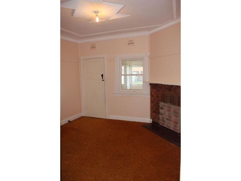 8 Henley Avenue, Wollongong NSW 2500