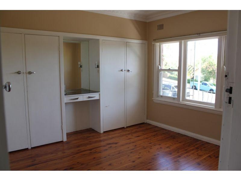 8 Gundarun Street, West Wollongong NSW 2500