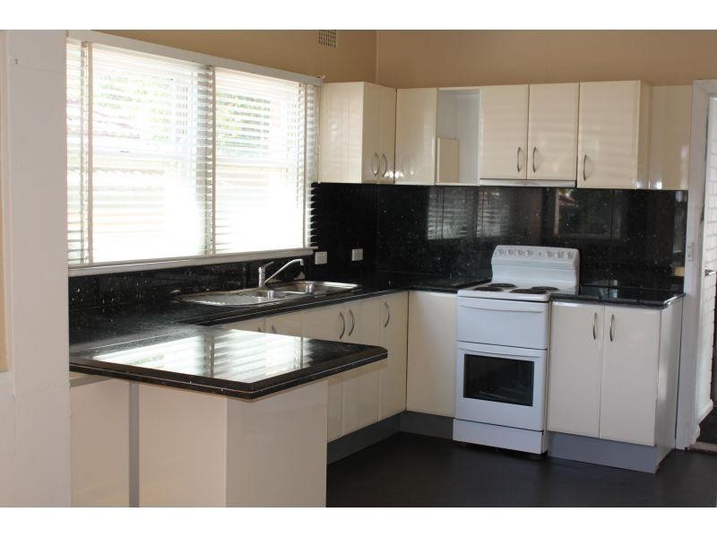 8 Gundarun Street, West Wollongong NSW 2500