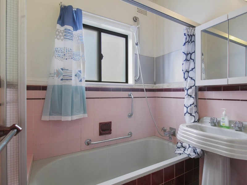 8 Gundarun Street, West Wollongong NSW 2500