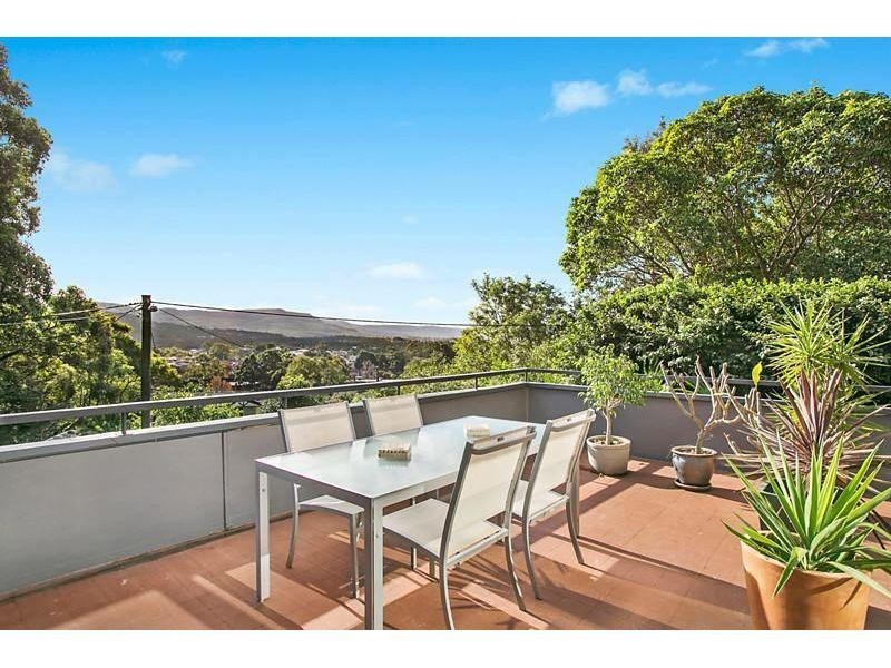 33 Hilltop Avenue, Wollongong NSW 2500