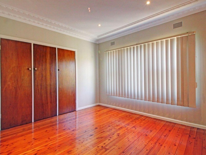6 Pooraka Avenue, West Wollongong NSW 2500