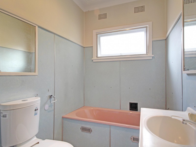 6 Pooraka Avenue, West Wollongong NSW 2500