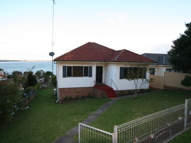 9 Hassan Street, Lake Heights NSW 2502