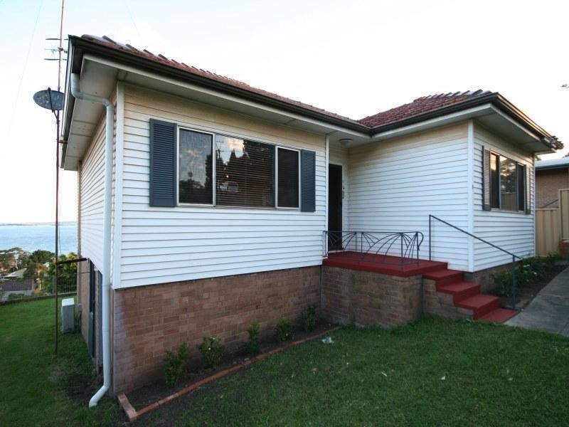 9 Hassan Street, Lake Heights NSW 2502