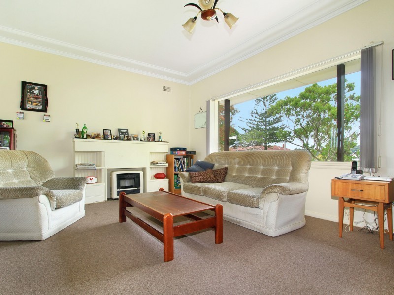 8 Bimbadeen Avenue, West Wollongong NSW 2500