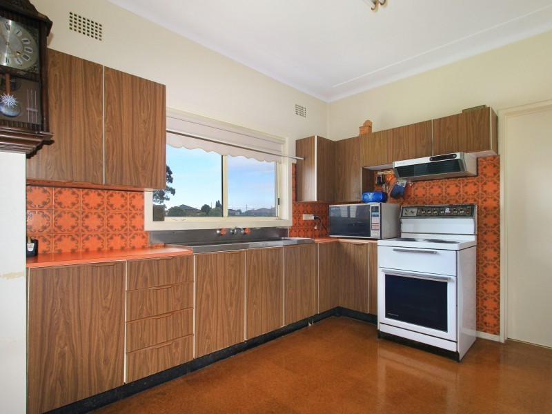 8 Bimbadeen Avenue, West Wollongong NSW 2500