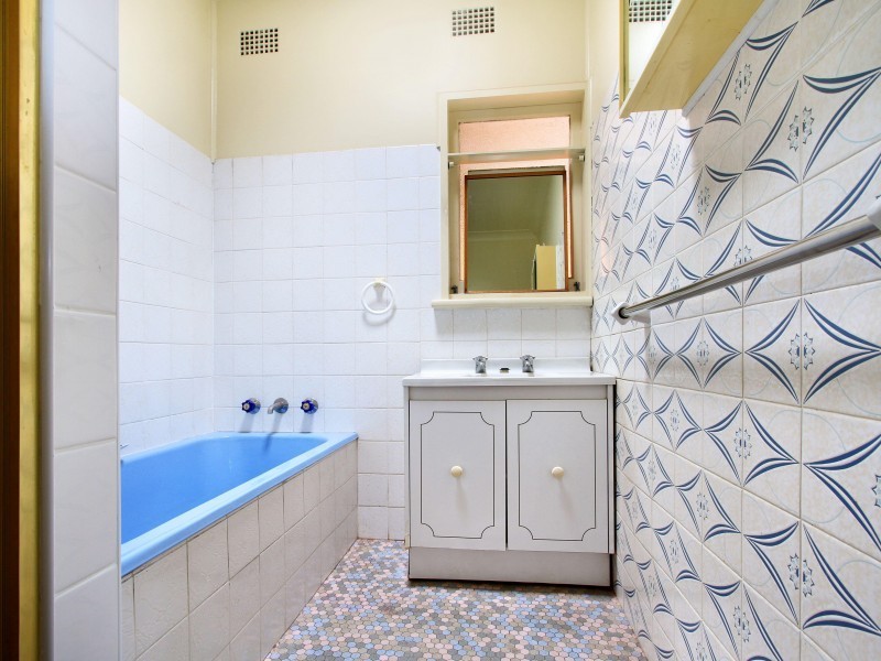 8 Bimbadeen Avenue, West Wollongong NSW 2500