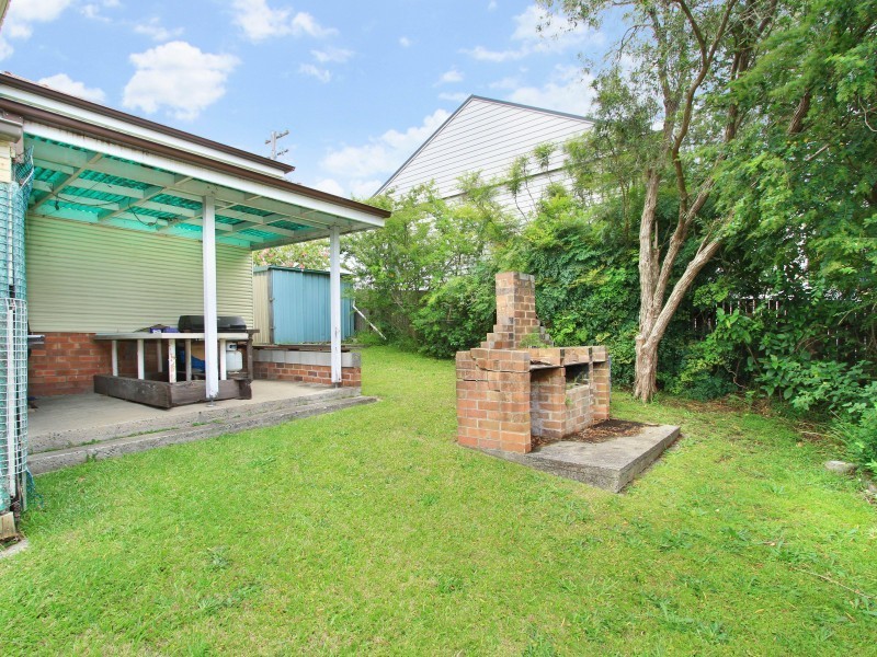 8 Bimbadeen Avenue, West Wollongong NSW 2500