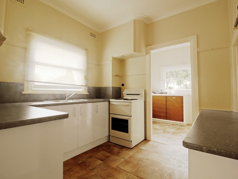 8 Walter Street, Mangerton NSW 2500