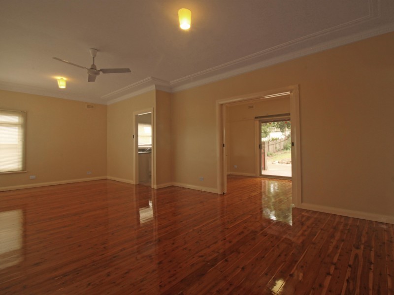 8 Walter Street, Mangerton NSW 2500