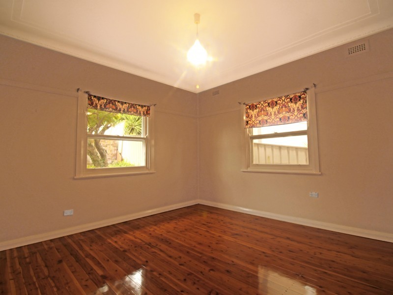 8 Walter Street, Mangerton NSW 2500