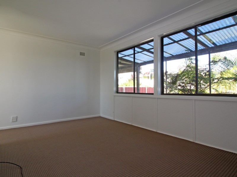 4 Lake Heights Road, Lake Heights NSW 2502