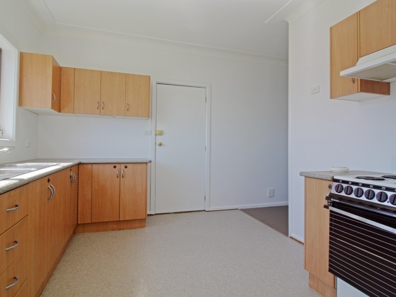 4 Lake Heights Road, Lake Heights NSW 2502