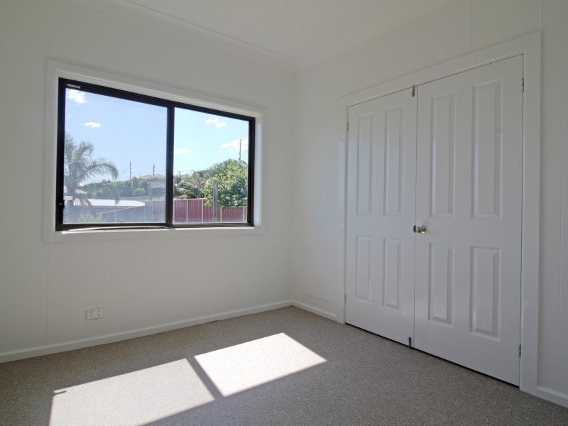 4 Lake Heights Road, Lake Heights NSW 2502
