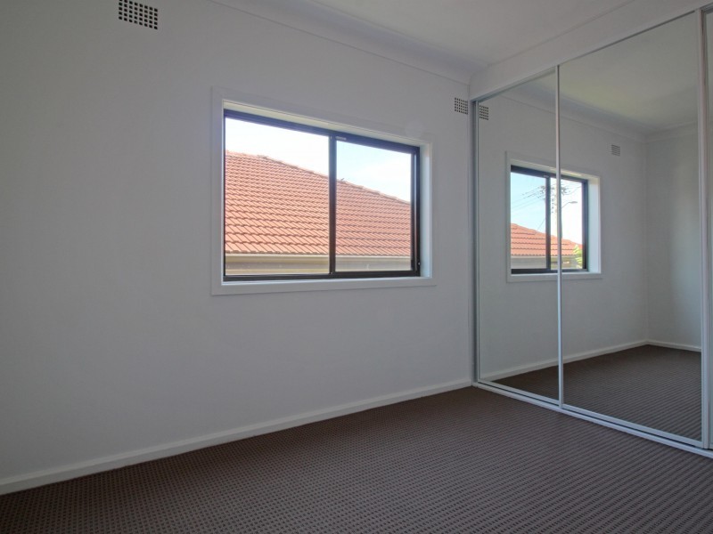4 Lake Heights Road, Lake Heights NSW 2502