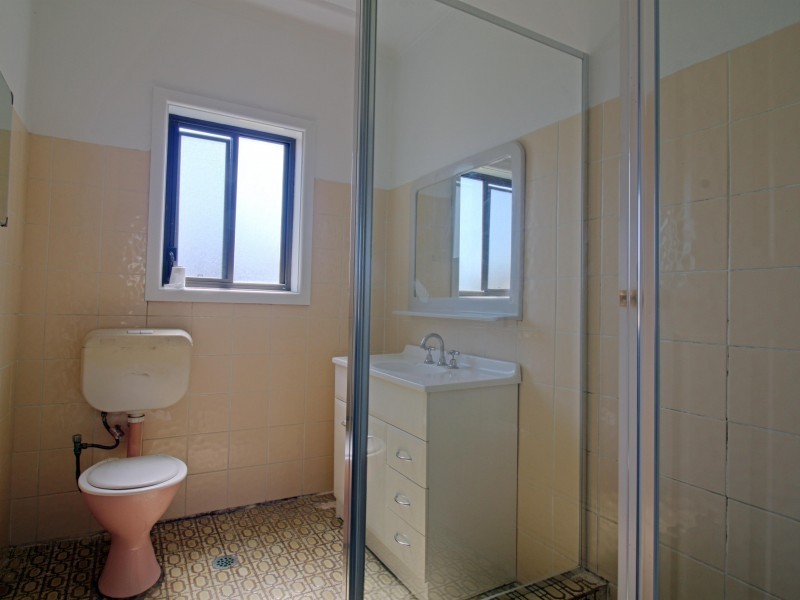 4 Lake Heights Road, Lake Heights NSW 2502