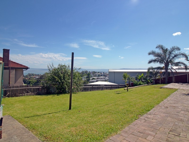 4 Lake Heights Road, Lake Heights NSW 2502
