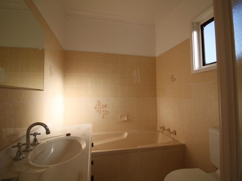 12 Lake Heights Road, Lake Heights NSW 2502
