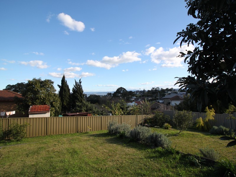 12 Lake Heights Road, Lake Heights NSW 2502