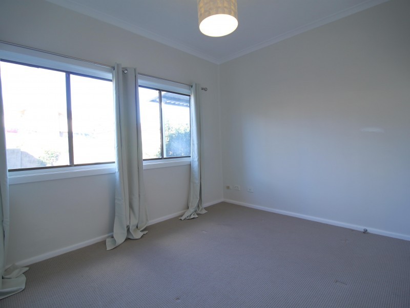 12 Lake Heights Road, Lake Heights NSW 2502