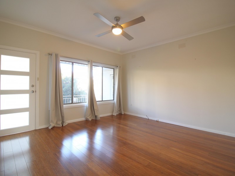 12 Lake Heights Road, Lake Heights NSW 2502