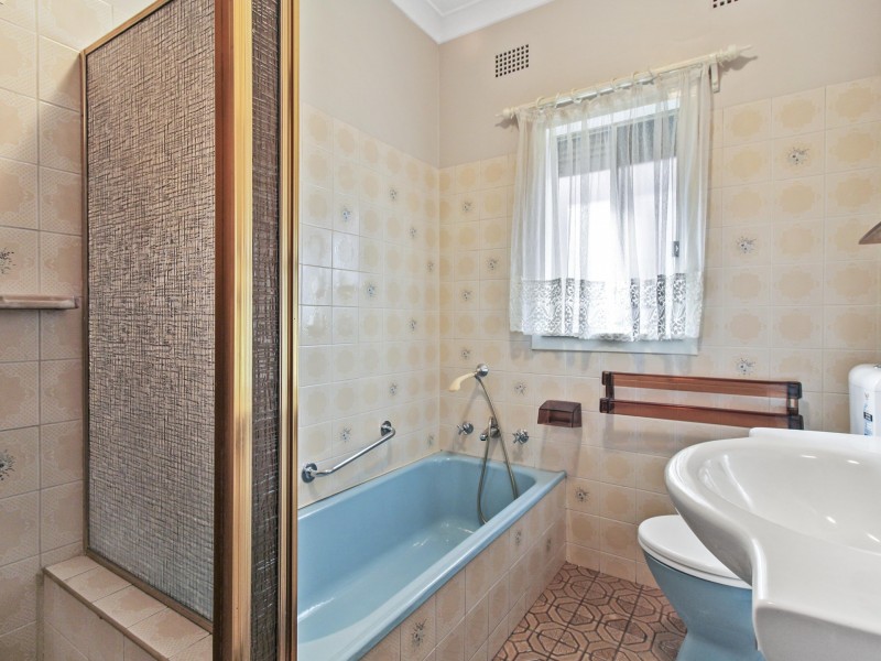 39 Barina Avenue, Lake Heights NSW 2502